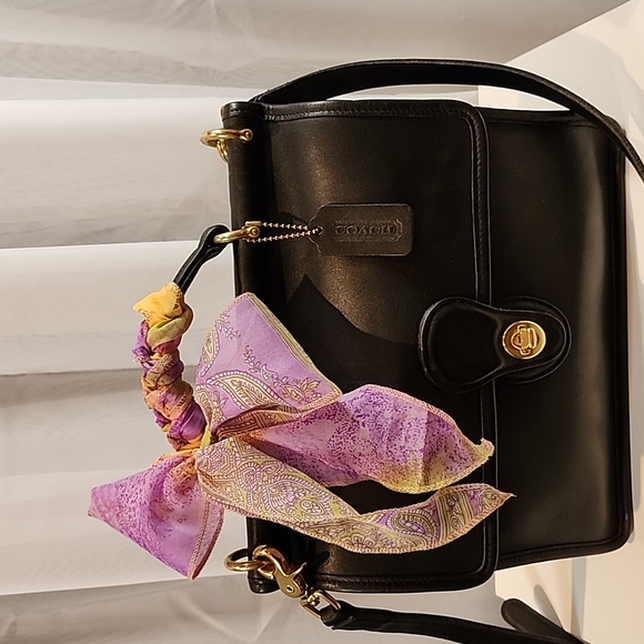 Coach Handbags - Coach Willis Purse In Black Leather/Brass Hardwear